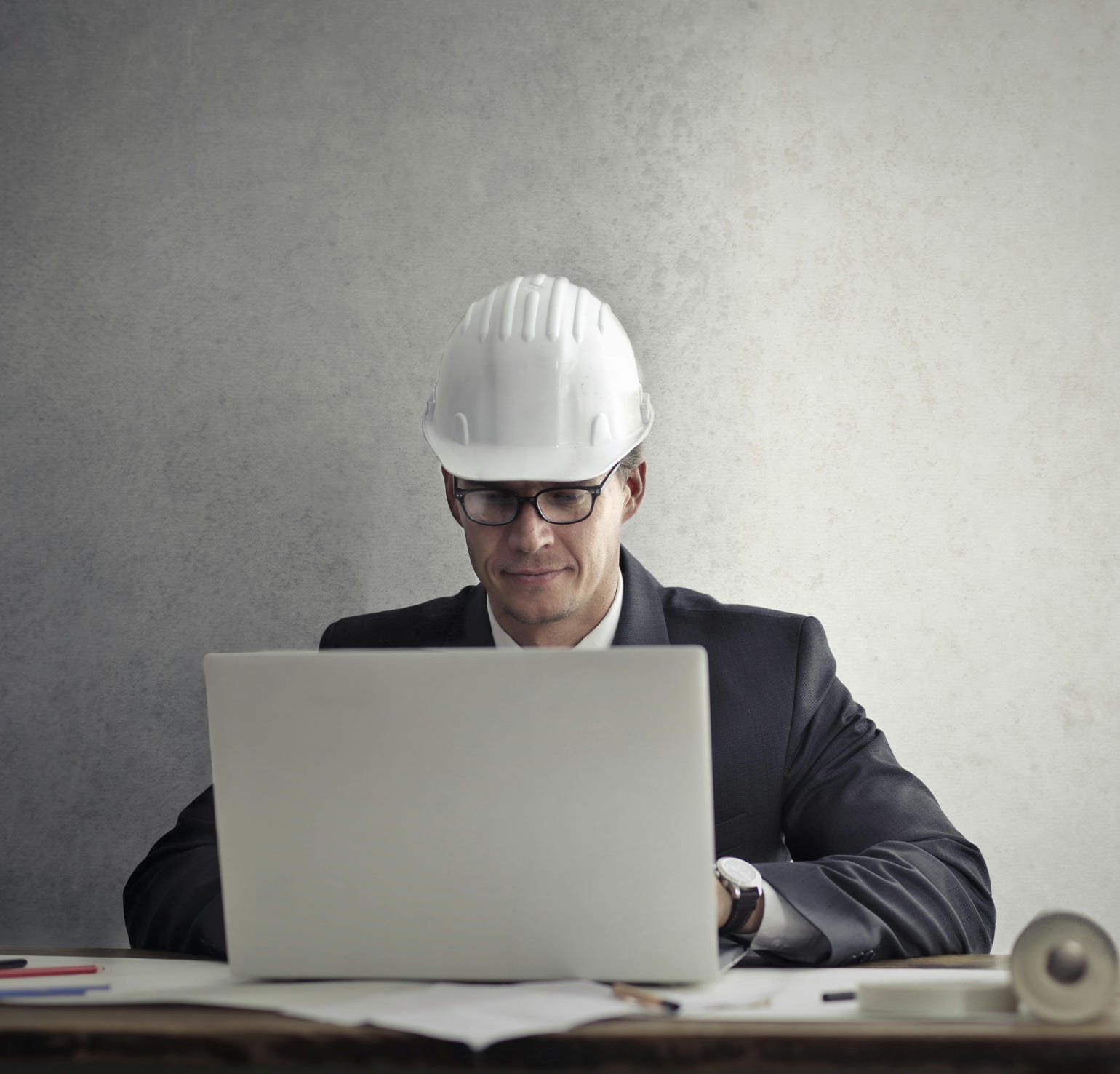 Ingénieur Travaillant Avec Un Ordinateur Portable à Table