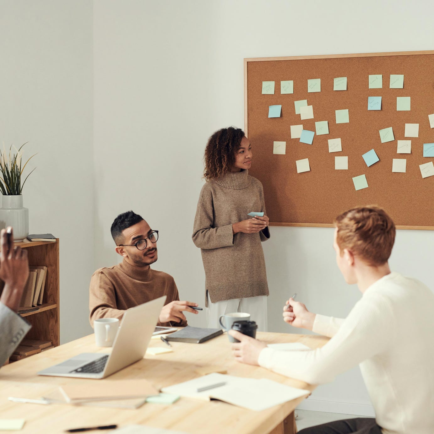 Femmes Debout à Côté De Corkboard